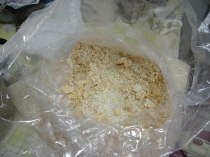 透明袋の中に塩、麹、すりつぶした豆賀は行って混ぜ合わせられている