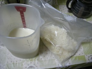 材料の麹とできあがったライスミルク