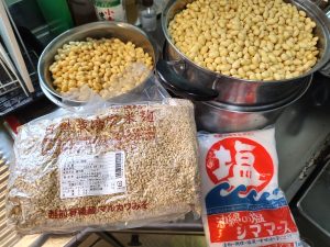水で戻した大豆、自然栽培玄米麹、沖縄の塩シママースの写真